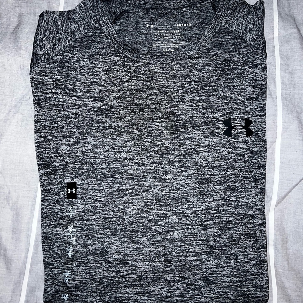 Mens Under armour shirt. Brand new! Size large. Super lightweight and comfy